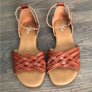 Crown Vintage Seabrylla Medium Brown Woven Pattern Flat Sandal.  Size: 10M